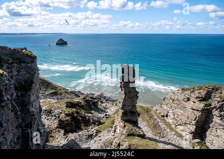 Une importante pile d'ardoise provenant des quartiers historiques de Lanterdan sur le South West Coast Path, avec ses mers bleues, ses falaises et Gull Rock. Banque D'Images