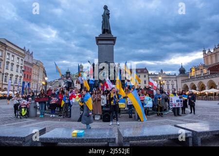 Cracovie, Małopolskie, Pologne - 17 avril 2022 : manifestation ukrainienne pour le soutien à la guerre avec la Russie Banque D'Images