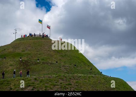 Cracovie, Małopolskie, Pologne - 17 avril 2022 : drapeaux ukrainiens et polonais sur la plaie kosciuszko à Cracovie Banque D'Images