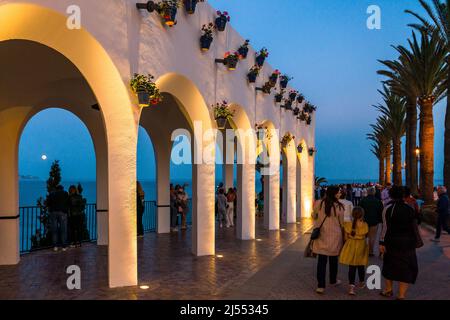 Tourisme de retour en Espagne pour la semaine Sainte de Pâques après plus de 2 ans de restrictions. Promenade du balcon de l'Europe à Nerja plein de personnes Banque D'Images