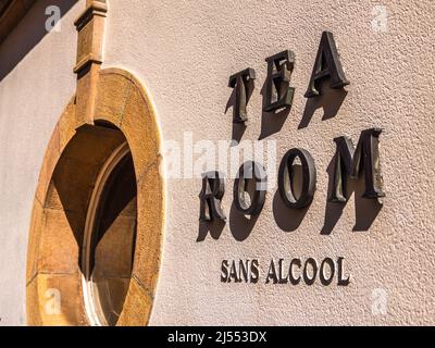 Salon de thé · Teahouse, un établissement pour boire du thé et parfois des gâteaux ou des repas légers. Banque D'Images