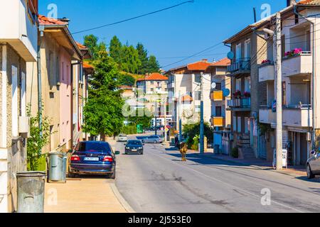 Vue sur Dospat - une ville située tout au sud de la Bulgarie, dans la province de Smolyan, dans les montagnes de Rhodope, près du barrage de Dospat. Banque D'Images