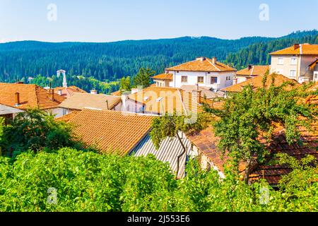 Vue sur Dospat - une ville située tout au sud de la Bulgarie, dans la province de Smolyan, dans les montagnes de Rhodope, près du barrage de Dospat. Banque D'Images