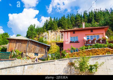 Vue sur Dospat - une ville située tout au sud de la Bulgarie, dans la province de Smolyan, dans les montagnes de Rhodope, près du barrage de Dospat. Banque D'Images