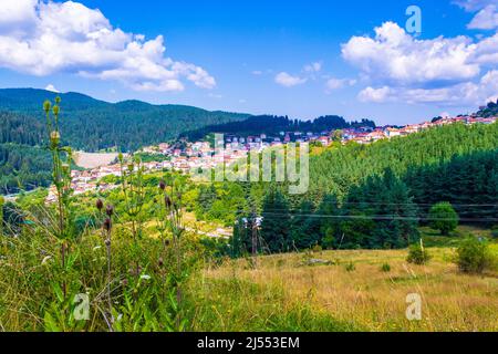 Vue sur Dospat - une ville située tout au sud de la Bulgarie, dans la province de Smolyan, dans les montagnes de Rhodope, près du barrage de Dospat. Banque D'Images