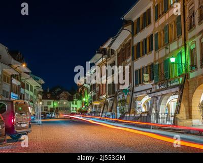 Murten, Suisse - Mars 24,2022: Pistes lumineuses dans la vieille ville de Murten ou Morat, une commune bilingue dans le district lacustre du canton de Fribo Banque D'Images