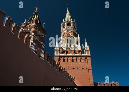 Tour Spasskaya du Kremlin de Moscou. Moscou sonne sur le fond d'un ciel bleu . Photo de haute qualité Banque D'Images