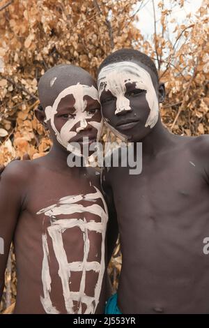 Les Nyangatom (Bumi) deux garçons avec leur visage peint, vallée de la rivière Omo, en Ethiopie Banque D'Images