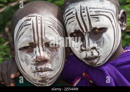 Deux garçons avec Surma, peintures corporelles, la vallée de la rivière Kibish Omo, Ethiopie Banque D'Images