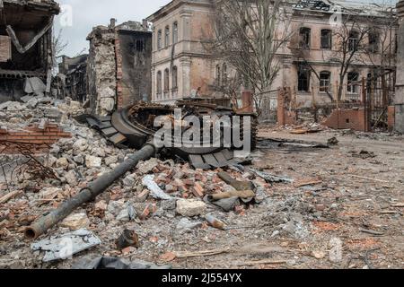 Marioupol, Ukraine. 12th avril 2022. Un réservoir détruit se trouve dans des décombres, dans le centre de Marioupol. La bataille entre les forces russes et pro-russes et les forces ukrainiennes défendues par le bataillon Azov se poursuit dans la ville portuaire de Marioupol. (Photo de Maximilian Clarke/SOPA Images/Sipa USA) crédit: SIPA USA/Alay Live News Banque D'Images