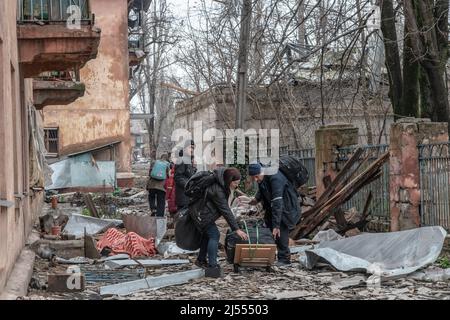 Marioupol, Ukraine. 14th avril 2022. Les civils se préparent à évacuer à travers les décombres d'un quartier en première ligne dans l'est de Marioupol. La bataille entre les forces russes et pro-russes et les forces ukrainiennes défendues par le bataillon Azov se poursuit dans la ville portuaire de Marioupol. (Photo de Maximilian Clarke/SOPA Images/Sipa USA) crédit: SIPA USA/Alay Live News Banque D'Images