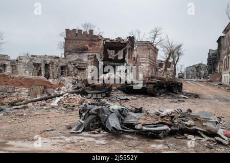 Marioupol, Ukraine. 12th avril 2022. Une voiture aplatie et un char détruit au milieu des ruines du centre de Marioupol. La bataille entre les forces russes et pro-russes et les forces ukrainiennes défendues par le bataillon Azov se poursuit dans la ville portuaire de Marioupol. (Photo de Maximilian Clarke/SOPA Images/Sipa USA) crédit: SIPA USA/Alay Live News Banque D'Images