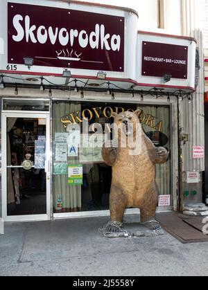 Un ours géant devant le restaurant ukrainien Skovorodka. Sur Brighton Beach Ave. À Brooklyn, New York City. Banque D'Images
