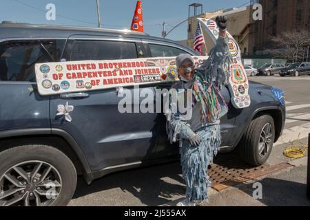 Un membre du syndicat des charpentiers vêtu d'une protestation de rat sur le site d'un bâtiment construit par des travailleurs non syndiqués. À Coney Island, Brooklyn, New York. Banque D'Images