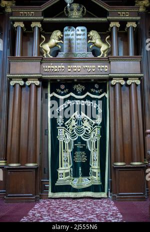 Le Saint Arche orné qui abrite Torah défile dans une synagogue Vien à Williamsburg, Brooklyn, New York Banque D'Images