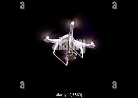 Le drone vole sur fond noir Banque D'Images