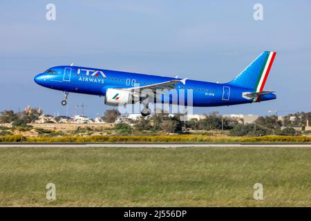 ITA Airways Airbus A320-216 (REG: EI-DTB) arrivant de l'aéroport de Rome Fiumicino en Italie. Banque D'Images
