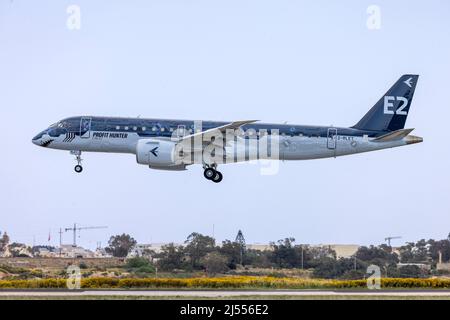 Embraer's Own Embraer 190 E2 STD (ERJ-190-300STD) démonstrateur (REG: 2-RLET) en retour après une tournée au Vietnam et en extrême-Orient. Banque D'Images