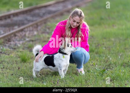 blonde jolie fille avec son chien à l'extérieur Banque D'Images