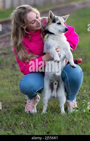 blonde jolie fille avec son chien à l'extérieur Banque D'Images