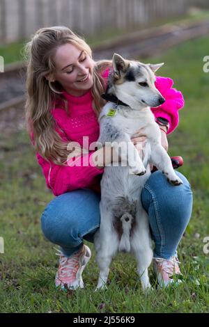 blonde jolie fille avec son chien à l'extérieur Banque D'Images