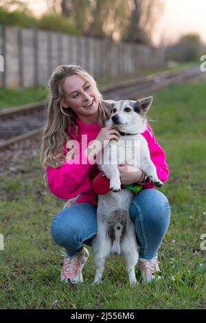 blonde jolie fille avec son chien à l'extérieur Banque D'Images