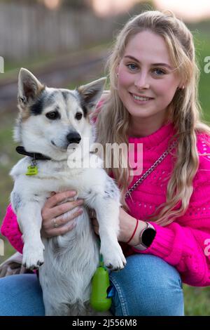 blonde jolie fille avec son chien à l'extérieur Banque D'Images