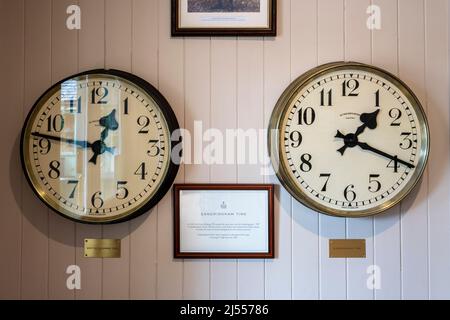 Deux horloges sur le domaine Royal à Sandringham montrent la différence entre le temps GMT et le temps de Sandringham. Voir Détails dans Description. Banque D'Images