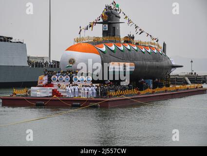 Mumbai, Inde. 20th avril 2022. Le sixième sous-marin Scorpene 'Vagsheer' est lancé dans la mer au quai de Mazagon à Mumbai. Le sixième sous-marin Scorpene du projet-75, appelé 'Vagsheer', a été lancé à Mazagon Dock Shipybuilders Limited (MDL). 'Vagsheer' porte le nom du poisson de sable, un prédateur marin mortel de l'océan Indien. Crédit : SOPA Images Limited/Alamy Live News Banque D'Images