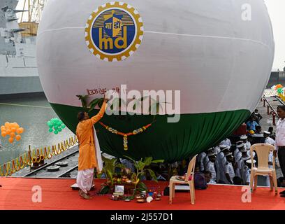 Mumbai, Inde. 20th avril 2022. Un prêtre exécute des rituels sur un sixième sous-marin Scorpene 'Vagsheer' avant le lancement au quai de Mazagon à Mumbai. Le sixième sous-marin Scorpene du projet-75, appelé 'Vagsheer', a été lancé à Mazagon Dock Shipybuilders Limited (MDL). 'Vagsheer' porte le nom du poisson de sable, un prédateur marin mortel de l'océan Indien. Crédit : SOPA Images Limited/Alamy Live News Banque D'Images