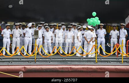 Mumbai, Inde. 20th avril 2022. Les membres de l'équipage sont vus debout près du sous-marin « Vagsheer » avant son lancement au quai de Mazagon à Mumbai. Le sixième sous-marin Scorpene du projet-75, appelé 'Vagsheer', a été lancé à Mazagon Dock Shipybuilders Limited (MDL). 'Vagsheer' porte le nom du poisson de sable, un prédateur marin mortel de l'océan Indien. Crédit : SOPA Images Limited/Alamy Live News Banque D'Images