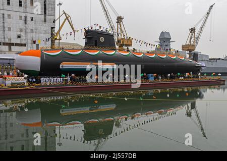 Mumbai, Inde. 20th avril 2022. Le sixième sous-marin Scorpene 'Vagsheer' est vu décoré avant son lancement au quai de Mazagon à Mumbai. Le sixième sous-marin Scorpene du projet-75, appelé 'Vagsheer', a été lancé à Mazagon Dock Shipybuilders Limited (MDL). 'Vagsheer' porte le nom du poisson de sable, un prédateur marin mortel de l'océan Indien. Crédit : SOPA Images Limited/Alamy Live News Banque D'Images