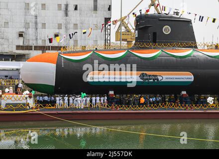 Mumbai, Inde. 20th avril 2022. Les membres de l'équipage sont vus debout près du sous-marin « Vagsheer » avant son lancement au quai de Mazagon à Mumbai. Le sixième sous-marin Scorpene du projet-75, appelé 'Vagsheer', a été lancé à Mazagon Dock Shipybuilders Limited (MDL). 'Vagsheer' porte le nom du poisson de sable, un prédateur marin mortel de l'océan Indien. Crédit : SOPA Images Limited/Alamy Live News Banque D'Images