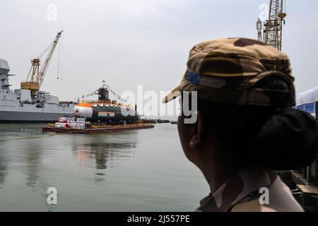 Mumbai, Inde. 20th avril 2022. Un personnel de sécurité observe le sixième sous-marin Scorpene 'Vagsheer' alors qu'il est lancé dans la mer sur le quai de Mazagon à Mumbai. Le sixième sous-marin Scorpene du projet-75, appelé 'Vagsheer', a été lancé à Mazagon Dock Shipybuilders Limited (MDL). 'Vagsheer' porte le nom du poisson de sable, un prédateur marin mortel de l'océan Indien. (Photo par Ashish Vaishnav/SOPA Images/Sipa USA) crédit: SIPA USA/Alay Live News Banque D'Images