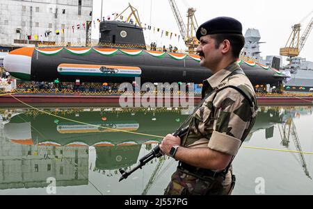 Mumbai, Inde. 20th avril 2022. Le sixième sous-marin Scorpene 'Vagsheer' est vu décoré avant son lancement au quai de Mazagon à Mumbai. Le sixième sous-marin Scorpene du projet-75, appelé 'Vagsheer', a été lancé à Mazagon Dock Shipybuilders Limited (MDL). 'Vagsheer' porte le nom du poisson de sable, un prédateur marin mortel de l'océan Indien. (Photo par Ashish Vaishnav/SOPA Images/Sipa USA) crédit: SIPA USA/Alay Live News Banque D'Images