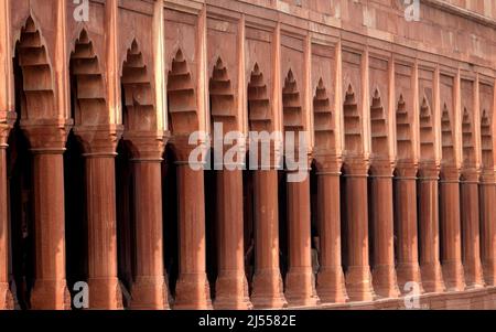 Rangée de colonnes à l'intérieur du Taj Mahal en grès rouge à Agra, Inde Banque D'Images