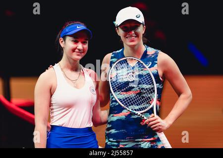 Stuttgart, Allemagne. 20th avril 2022. IGA Swiatek de Pologne et Eva Lys d'Allemagne avant leur match de 2nd Round Singles du Grand Prix de tennis Porsche 2022 à la Porsche Arena de Stuttgart, Allemagne Dan O' Connor/SPP crédit: SPP Sport Press photo. /Alamy Live News Banque D'Images