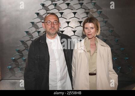 20 avril 2022, Italie, Veneig: L'artiste Pavlo Makov se tient avec la conservatrice Maria Lanko devant son installation cinétique 'Fontaine d'épuisement. Acqua Alta' dans le pavillon ukrainien de l'Arsenale. Le dessinateur et sculpteur ukrainien a déclaré à dpa à Venise que « notre sort est décidé sur le front, pas ici ». Makov a décrit son travail, dans lequel l'eau continue de se diviser au-dessus de plusieurs entonnoirs, comme un « métaphor pour épuisement ». Photo: Felix Hörhager/dpa - ATTENTION: Seulement pour l'usage éditorial dans le cadre de la couverture de la Biennale d'art de Venise 59th et le Pavillon ukrainien et seulement avec le crédit complet donner Banque D'Images