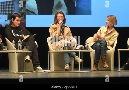 20 avril 2022, Italie, Veneig: Les conservateurs Borys Filonenko (l-r) Lizaveta German et Maria Lanko siègent à la conférence de presse au Teatro Piccolo Arsenale, où le pavillon ukrainien est présenté. L'Ukraine est représentée par l'artiste Pavlo Makov et son installation cinétique 'Fontaine d'épuisement. Acqua Alta' dans le pavillon ukrainien de l'Arsenale. Le dessinateur et sculpteur ukrainien a déclaré à dpa à Venise que « notre sort est décidé sur le front, pas ici ». Il a dit qu'il ne peut rien réaliser pour la paix avec son travail. "Je ne peux que les vendre et donner l'argent à l'armée." Photo: Felix Hörhager/dpa Banque D'Images