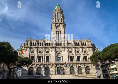 Porto, Portugal. Mars 5. 2022. Vue sur la façade de l'hôtel de ville dans le centre ville Banque D'Images