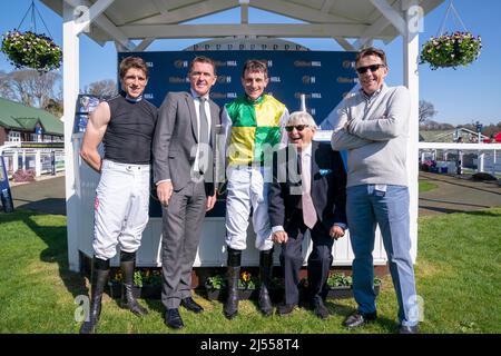 (De gauche à droite) Harry Skelton, Sir AP McCoy, Brian Hughes, Willie Carson et Peter Scudamore après que le champion Jockey Elect ait remporté sa victoire de la saison 200th à l'hippodrome de Perth. Date de la photo: Mercredi 20 avril 2022. Banque D'Images