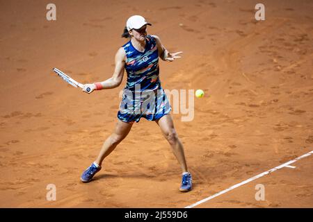 Stuttgart, Allemagne. 20th avril 2022. Tennis: WTA Tour - Stuttgart, célibataires, femmes, ronde de 16, Swiatek (Pologne) - Lys (Allemagne). IGA Swiatek en action. Crédit : Tom Weller/dpa/Alay Live News Banque D'Images