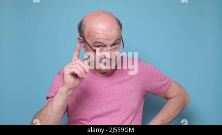 Un homme de race blanche qui pointe vers la caméra vous accuse de tous les problèmes. Prise de vue en studio Banque D'Images