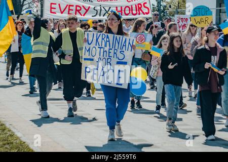 Des réfugiés ukrainiens se sont rassemblés pour protester contre l'invasion de leur pays par la Russie et le meurtre de centaines d'enfants jusqu'à présent, lors d'une « Marche des autres » en provenance et à l'ambassade de Russie, à Constanța (Roumanie), le samedi 16 avril, 2022. Photo par Anca Gheonea/ABACAPRESS.COM Banque D'Images