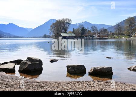 Bad Wiessee, Allemagne. 18th avril 2022. Pâques 2022 à Tegernsee. Vue de Bad Wiessee sur le Tegernsee à Wallberg le 18th avril 2022, printemps, soleil, paysage, Montagnes, Alpes, montagnes. Lac, rivage. Credit: dpa/Alay Live News Banque D'Images