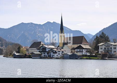 Rottach Egern, Allemagne. 18th avril 2022. Pâques 2022 à Tegernsee. Vue sur le Tegernsee à Rottach Egern le 18th avril 2022. Printemps, soleil, paysage, montagnes, alpes, montagnes.lac, rivage. Credit: dpa/Alay Live News Banque D'Images