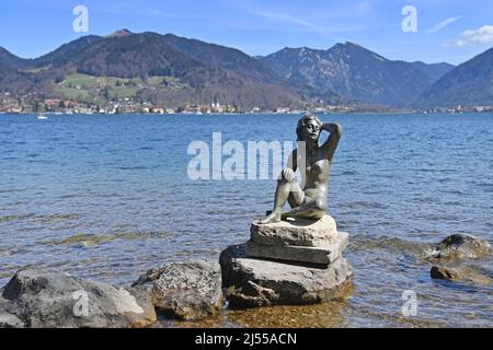 Bad Wiessee, Allemagne. 18th avril 2022. Pâques 2022 au lac Tegernsee. Vue depuis Bad Wiessee de la sculpture de la sirène et du lac Tegernsee le 18 avril 2022. Printemps, soleil, paysage, montagnes, alpes, montagnes.lac, rivage. Credit: dpa/Alay Live News Banque D'Images