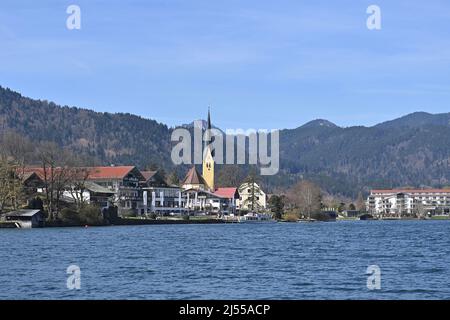 Rottach Egern, Allemagne. 18th avril 2022. Pâques 2022 à Tegernsee. Vue sur le Tegernsee à Rottach Egern le 18th avril 2022. Printemps, soleil, paysage, montagnes, alpes, montagnes.lac, rivage. Credit: dpa/Alay Live News Banque D'Images