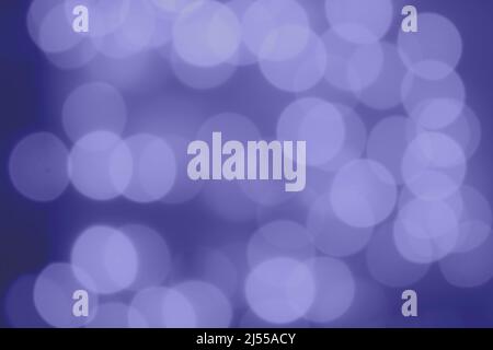 Guirlande lumineuse à effet de flou pour sublimation et design. Couleur tendance très Peri pour scrapbooking design résumé fond avec des cercles flous Banque D'Images