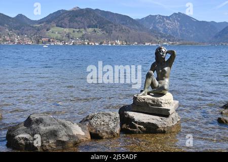 Bad Wiessee, Allemagne. 18th avril 2022. Pâques 2022 au lac Tegernsee. Vue depuis Bad Wiessee de la sculpture de la sirène et du lac Tegernsee le 18 avril 2022. Printemps, soleil, paysage, montagnes, alpes, montagnes.lac, rivage. Credit: dpa/Alay Live News Banque D'Images